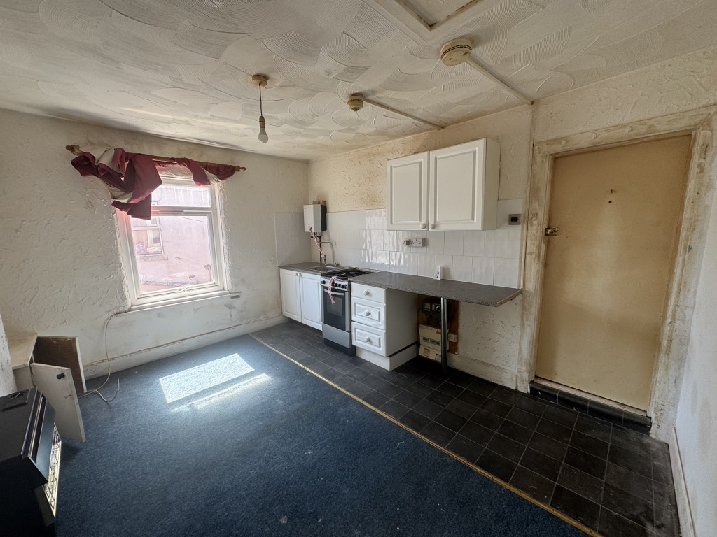 Lot: 173 - MID-TERRACE PROPERTY OVER FOUR FLOORS WITH SEVEN BEDSITS AND TWO SELF-CONTAINED FLATS FOR IMPROVEMENT AND REPAIR - First floor room four